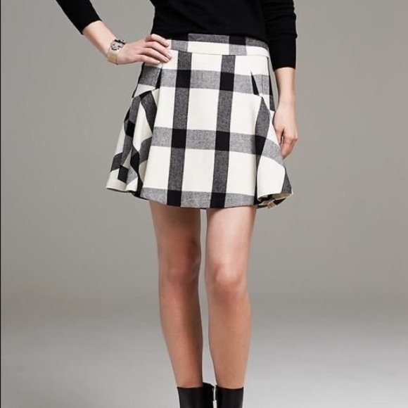 Taylor Swifts Banana Republic Plaid Skirt - Picture 2 of 8